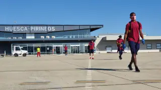 Los futbolistas, este domingo en el aeropuerto de Huesca-Pirineos.