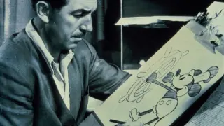 Walt Disney, dibujando a Mickey Mouse.