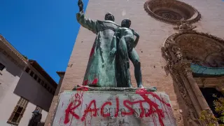 Aparece una pintada con la palabra racista en la estatua de Fray Junípero