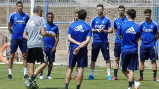 Víctor Fernández da instrucciones a sus jugadores en el entrenamiento de ayer miércoles.