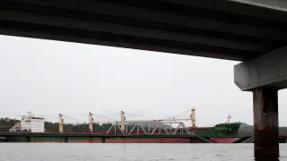 Vista del buque de carga que colisionó contra el puente del ferrocarril sobre el río Chagres en el Canal de Panamá.