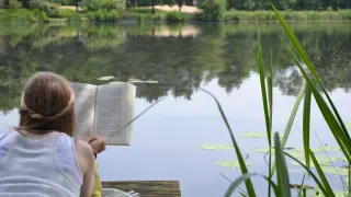 El verano es tiempo de lectura al aire libre.