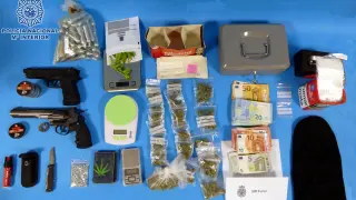 Efectos intervenidos por la Policía Nacional a las dos chicas que regentaban un punto de venta de marihuana en Huesca.