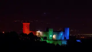 El castillo de Bellver, en Palma de Mallorca, iluminado con los colores arcoiris.