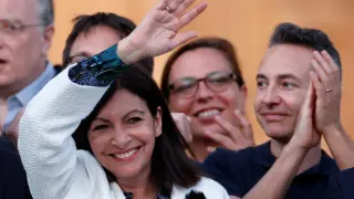 La alcaldesa de París, Anne Hidalgo, celebra su resultado electoral.