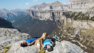 Una pareja y su perro, en lo alto del valle de Ordesa.