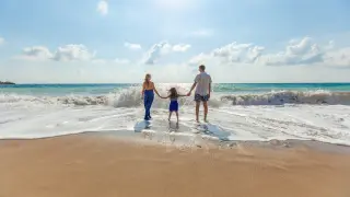 Un día en la playa con la familia es el plan perfecto del verano.