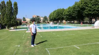 El concejal de Deportes, Pablo Escribano, en las piscinas de 'La Glorieta' con el césped parcelado para mantener la distancia de seguridad.