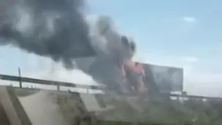 Camión en llamas en la A-2, a la altura de la planta de Enagás.