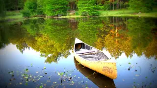 Imagen de archivo de una canoa sobre un río.
