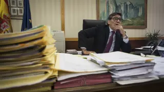 El vicepresidente aragonés, Arturo Aliaga, en la mesa de su despacho, el pasado jueves.