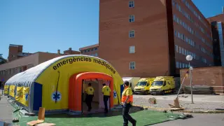 Hospital de campaña instalado en Lérida junto al centro hospitalario Arnau este viernes.