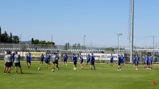 Jugadores y técnicos del Real Zaragoza en el último entrenamiento del equipo en la Ciudad Deportiva.