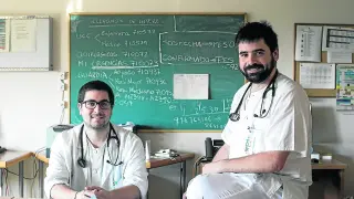 Los doctores José Miguel García Bruñén y Gonzalo Acebes, en el Hospital Miguel Servet.