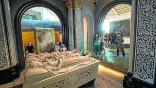 Los primeros turistas del Mausoleo de Los Amantes admiran la capilla con los sarcófagos.