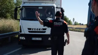 Varios Mossos d'Esquadra realizan un control de carreteras en la comarca del Segrià