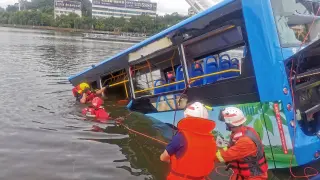 A bus carrying students plunged into a lake in Anshun