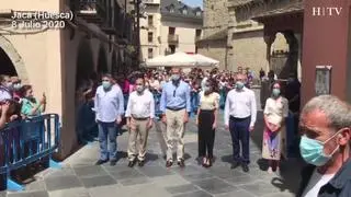 Los Reyes acompañados por Javier Lambán, presidente de Aragón, y del ministro de Cultura, José Manuel Rodríguez Uribes, han caminado por Jaca hasta la plaza de la Catedral.