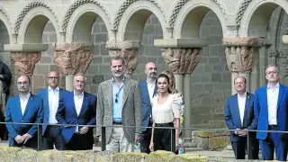 Posado de los monarcas con las principales autoridades que les acompañaron en su visita a San Juan de la Peña.