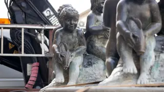 Una de las fuentes de 'Niños con peces' retiradas de la plaza del Pilar para su restauración.