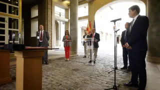 El presidente de Aragón, Javier Lambán, junto a los representantes de las tres diputaciones provinciales.