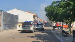 Los bomberos trabajan en la extinción de un incendio en Fuentes de Ebro.
