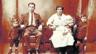 El matrimonio formado por Florentino Atienza y Avelina Aldana, con tres de sus hjos en Johnstown (Pensilvania).