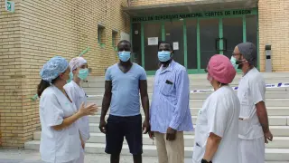 El equipo médico del pabellón covid junto a los dos últimos en recibir el alta, Djibril Manga y Dembo Sedebeh.