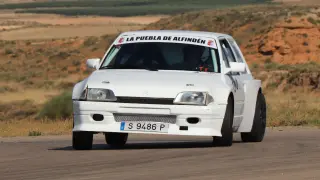 Carmelo Callén en su Citroën AX.