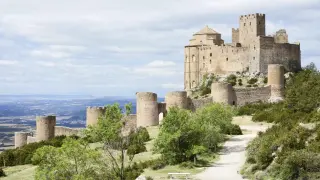 El castillo de Loarre descubrirá un paraje que ha sido escenario de numerosas películas.