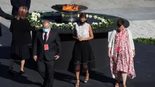 Carlos Aranda, la presidenta del Gobierno de Navarra e Isabel Gutiérrez tras depositar la rosa blanca en el pebetero