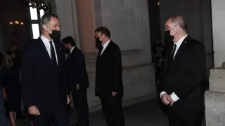 El Rey (izquierda) le preguntó a Javier Lambán (derecha) sobre la situación de los rebrotes en Aragón
