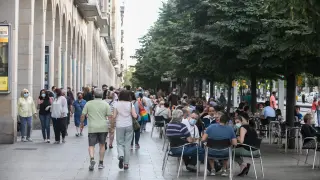 Decenas de personas en el paseo de la Independencia de Zaragoza este jueves