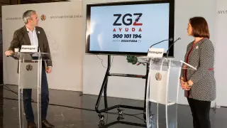 El alcalde de Zaragoza, Jorge Azcón, y la vicealdaldea, Sara Fernández, en la presentación de la aplicación.