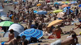 Estado de la playa de San Sebastián de Barcelona, este domingo.