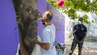 El alcalde de Zaragoza y el karateka Babacar Seck visitan el mural en el Barrio Oliver