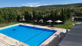Las piscinas de Valjunquera, abiertas al público pero sin usuarios.