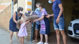 Maribel Pedrós, con su marido y su hijo, tuvo un recibimiento especial el día que llegó a casa.