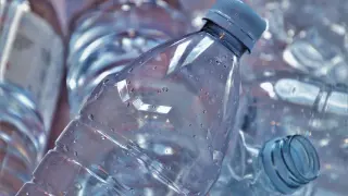 Botellas de plástico.