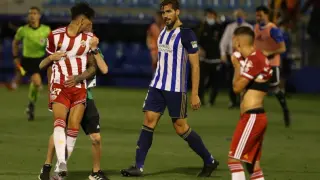Darwin Núñez es sujetado durante el altercado con el argentino Noguera, central de la Ponferradina, hace 4 días a la conclusión de partido del Almería en El Toralín, por el que resultó expulsado con roja directa por el árbitro.