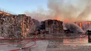 ​El fuego se ha iniciado en una gran explanada que está siendo controlada por los bomberos de la propia empresa y los desplazados desde Zaragoza.