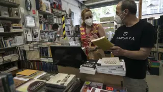 Pepe Fernández, de Antígona, recomienda un libro a una clienta