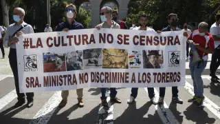Componentes del mundo del toro se congregan como signo de protesta frente al Ministerio de Trabajo en Madrid.