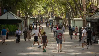 Aspecto de las Ramblas de Barcelona este jueves, cuando Cataluña celebra una jornada atípica de Sant Jordi