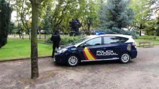 Patrulla de la Policía Nacional en el parque de Los Fueros de Teruel.