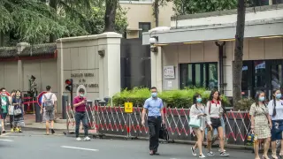 Varias personas pasan delante del consulado de Estados Unidos en Chengdu, en China.