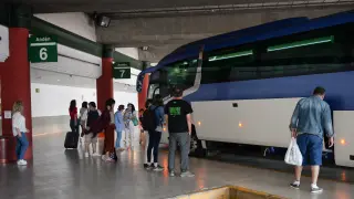 Autobús de la línea que comunica con Madrid en la estación de Teruel.