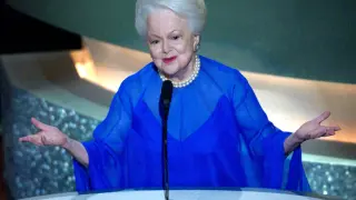 **EMBARGOED AT THE REQUEST OF THE MOTION PICTURE ACADEMY FOR USE UPON CONCLUSION OF ACADEMY AWARDS TELECAST** Actress Olivia de Havilland actress a segment on an Oscar winner reunion during at the 75th annual Academy Awards on Sunday, March 23, 2003, in Los Angeles. (AP Photo/Kevork Djansezian)** TV OUT ONLINE OUT ** [[[HA ARCHIVO]]] OSCARS