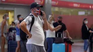 Regreso de turistas británicos tras imponerse una cuarentena en R. Unido a los viajeros procedentes de España
