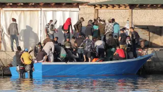 Una patera de emigrantes llega a la isla de Lampedusa este pasado sábado.
